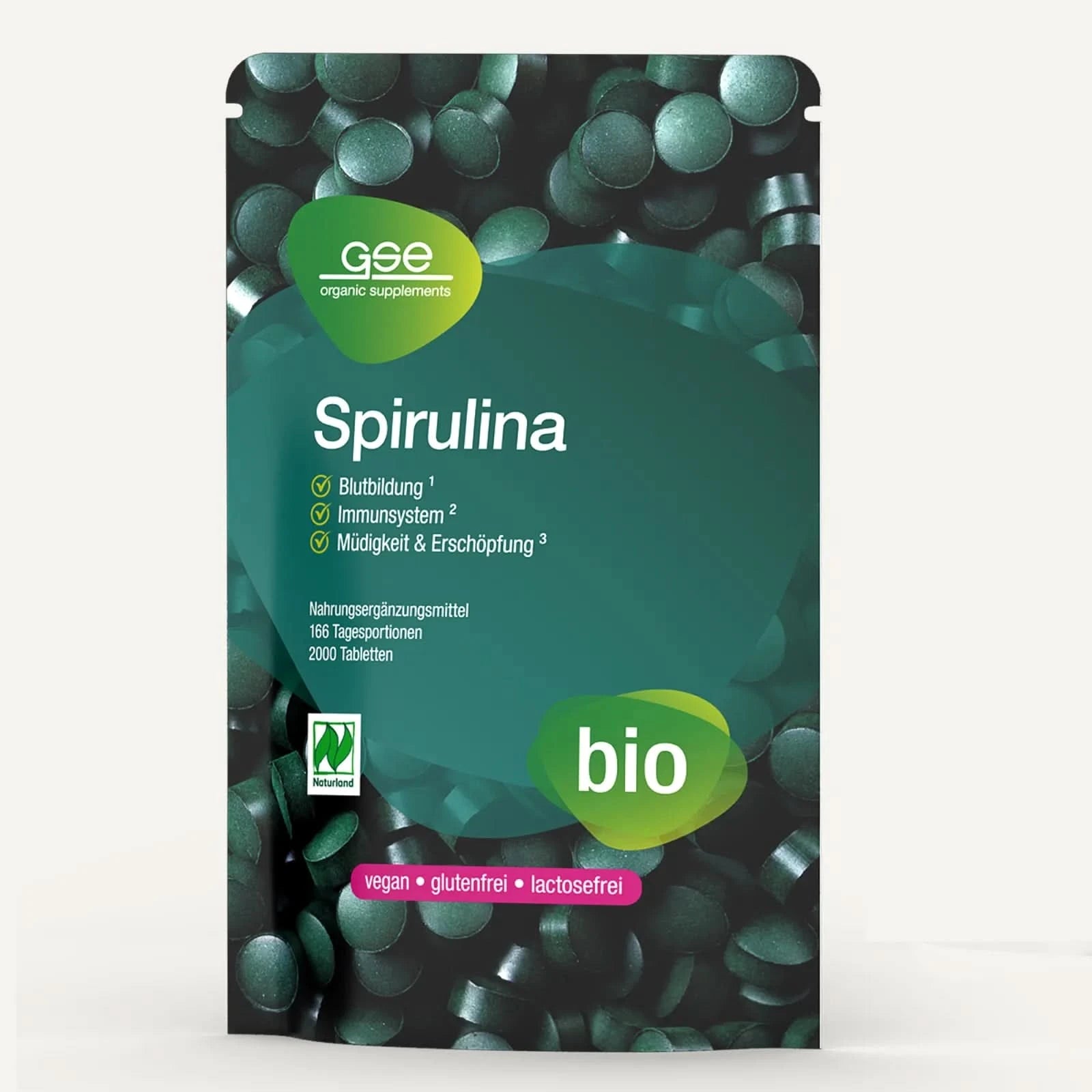 Ein grüner, wiederverschließbarer Beutel mit der Aufschrift „Naturland Bio Spirulina (Tabletten)“ von gse.organic.supplements, im Hintergrund sind grüne Tabletten abgebildet. Die vegane Verpackung weist Symbole für glutenfrei, laktosefrei und Bio auf und hebt den natürlichen Eisengehalt hervor.
