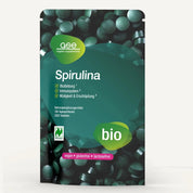 Ein grüner, wiederverschließbarer Beutel mit der Aufschrift „Naturland Bio Spirulina (Tabletten)“ von gse.organic.supplements, im Hintergrund sind grüne Tabletten abgebildet. Die vegane Verpackung weist Symbole für glutenfrei, laktosefrei und Bio auf und hebt den natürlichen Eisengehalt hervor.
