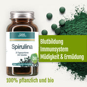 Neben leuchtend grünem Pulver und Tabletten steht eine Flasche „Naturland Bio Spirulina (Tabletten)“ von gse.organic.supplements. Unterstützt die Blutbildung und das Immunsystem, wirkt ermüdungslindernd. 100 % pflanzlich, aus biologischem Anbau, gluten- und laktosefrei, natürliche Eisenquelle.
