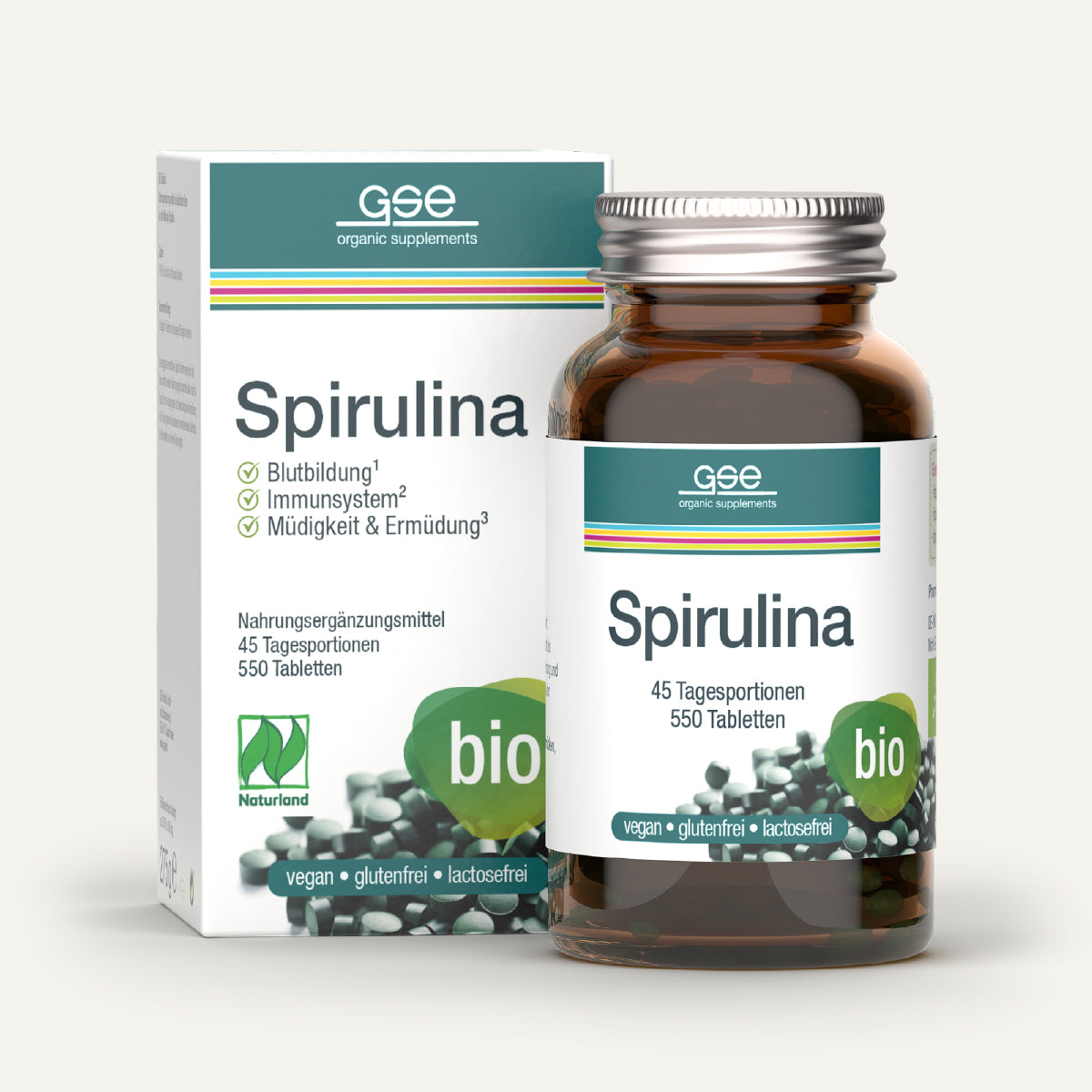 Abgebildet sind eine braune Glasflasche und eine Schachtel „Naturland Bio Spirulina (Tabletten)“ von gse.organic.supplements. Das vegane, gluten- und laktosefreie, bio-zertifizierte Nahrungsergänzungsmittel liefert natürliches Eisen in Form von 550 Tabletten für 45 Portionen.