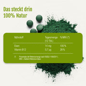 Abgebildet sind vier grüne Tabletten von Naturland Bio-Spirulina (gse.organic.supplements) und grünes Pulver. Eine Tabelle zeigt die Nährwerte für Eisen und Vitamin B12 – die vegane, zu 100 % natürliche Eisenquelle aus Bio-Spirulina.