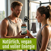 Ein Mann überreicht einer Frau im Fitnessstudio eine Packung „Naturland Bio Spirulina“-Tabletten von gse.organic.supplements, ein veganes, natürliches Nahrungsergänzungsmittel mit Eisen. Beide tragen Sportkleidung und lächeln. Text: Natürlich, vegan, voller Energie.