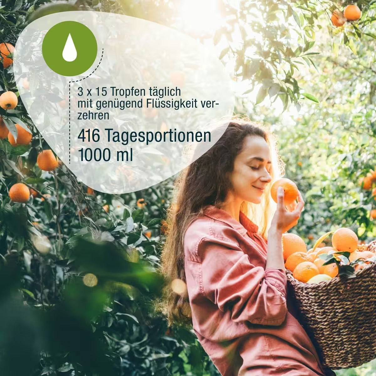 Eine junge Frau steht lächelnd mit geschlossenen Augen in einem Orangenhain und hält frische Orangen in der Hand. Sonnenlicht schimmert zwischen den Bäumen hindurch. Die deutsche Dosierungsanleitung enthält pflanzlichen Grapefruit-Extrakt aus CitroPlus® 800 (Bio) von gse.organic.supplements.