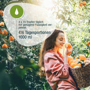 Eine junge Frau steht lächelnd mit geschlossenen Augen in einem Orangenhain und hält frische Orangen in der Hand. Sonnenlicht schimmert zwischen den Bäumen hindurch. Die deutsche Dosierungsanleitung enthält pflanzlichen Grapefruit-Extrakt aus CitroPlus® 800 (Bio) von gse.organic.supplements.